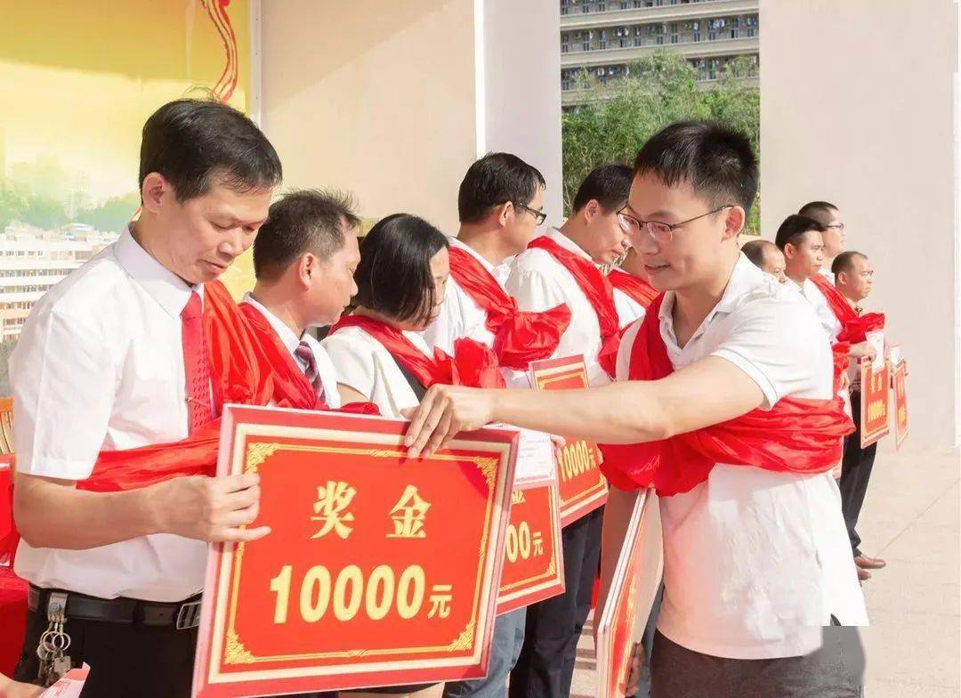 厉害高州这位老板捐资助学40万元奖教金给母校