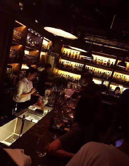 从台湾空降而来的驻唱歌手林志炫,a-lin献唱曾有高亢激烈派黄小琥