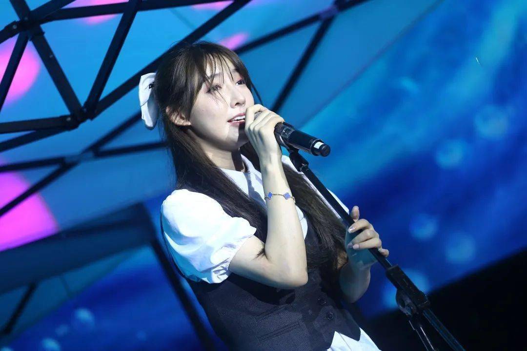 雨天热情不减娱加艺人献声黄埔户外音乐节