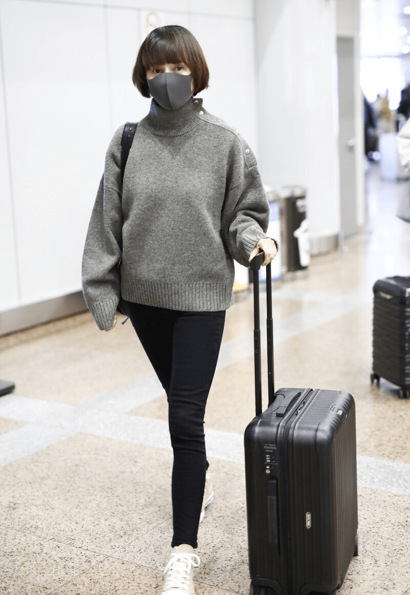 袁泉的搭配太聪明,私服偏爱蓝色灰色,秋季这么穿淡雅又清新