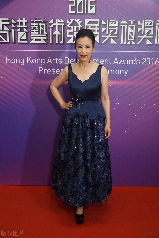 73岁汪明荃真优雅,穿蓝色礼裙配丸子头,你自信的样子太美丽