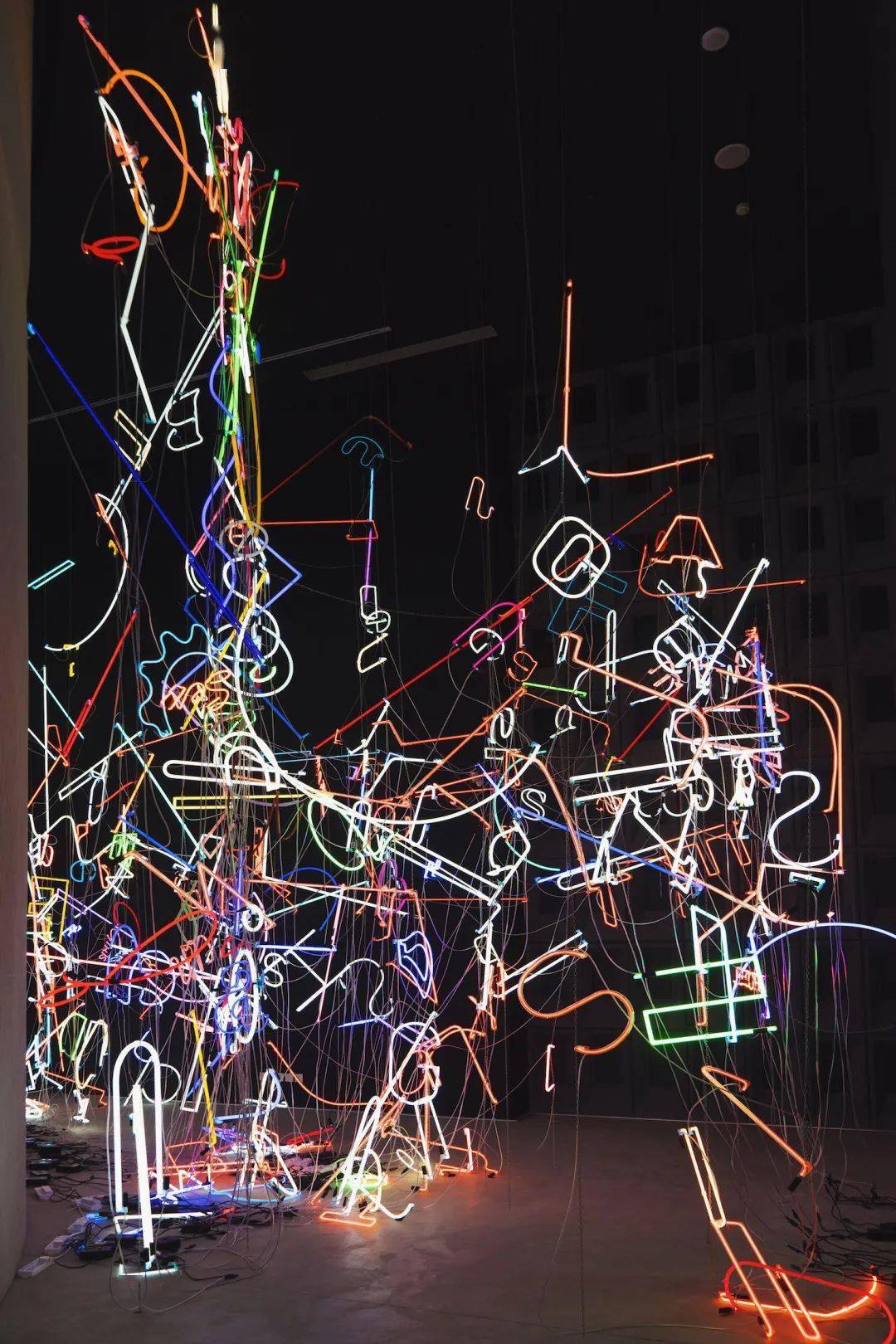 锡箔纸,霓虹灯管,工业废料,如何成为永恒?_艺术