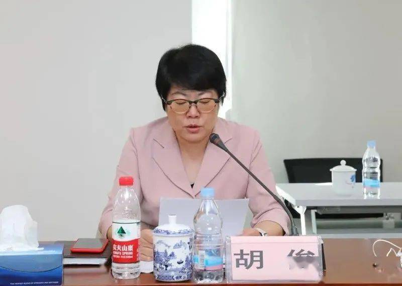 会上,胡俊向各位专家介绍了普陀教育改革和发展十四五规划编制的背景