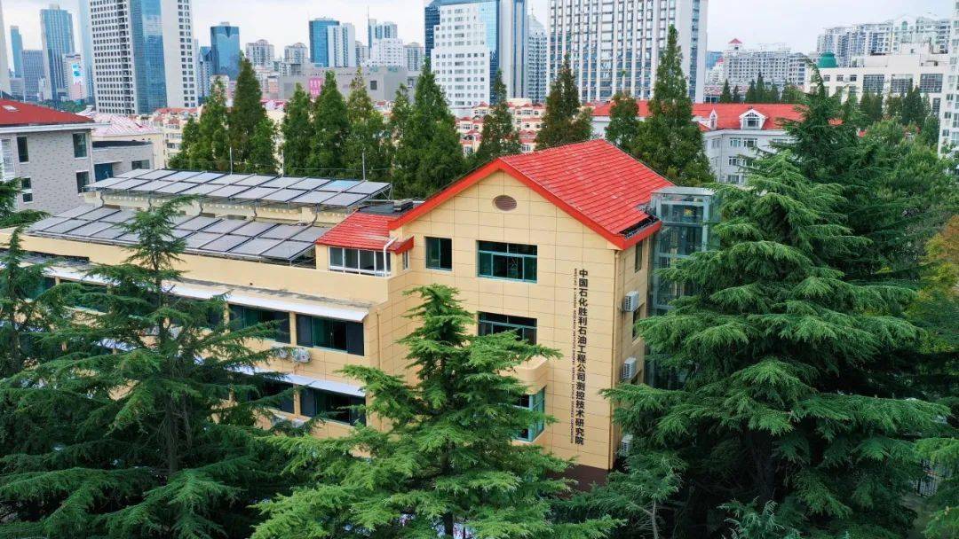 胜利石油工程公司副总经理韩来聚主持会议.