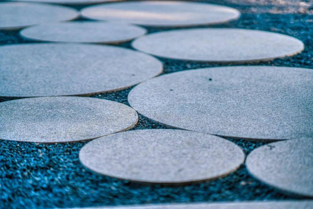 圆形汀步细节  在这里我们设计了不同形式的圆,圆形入口,圆形接待厅