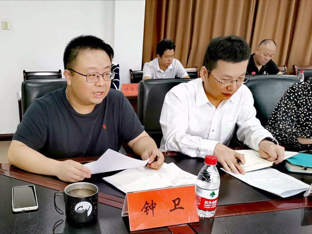 会上,镇综治办主任钟卫汇报坞根镇综治(矛调)中心建设运行情况.