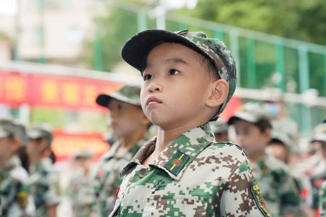 國歌嘹亮他們昂首挺胸,英姿勃發豪邁的軍人情懷在胸中激盪軍姿颯爽