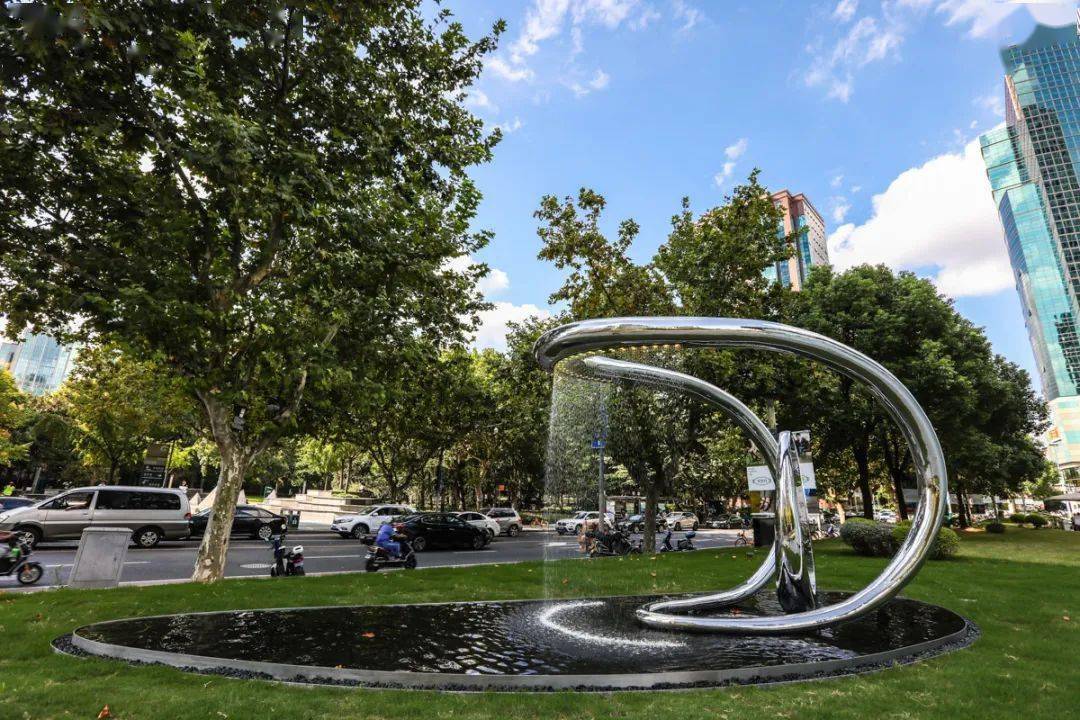 惊艳!虹桥商圈新添一处"水景灯光秀"