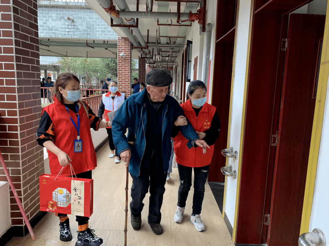 副主任裴昌莉一行到天府新区保水社区走访慰问计生失独家庭赵之明一家