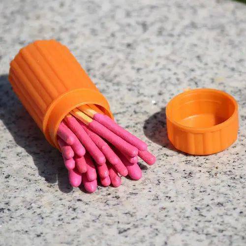 防水火柴: 火柴头上有防水蜡封,防潮,塑胶盒包装,火柴柄也比一般的要