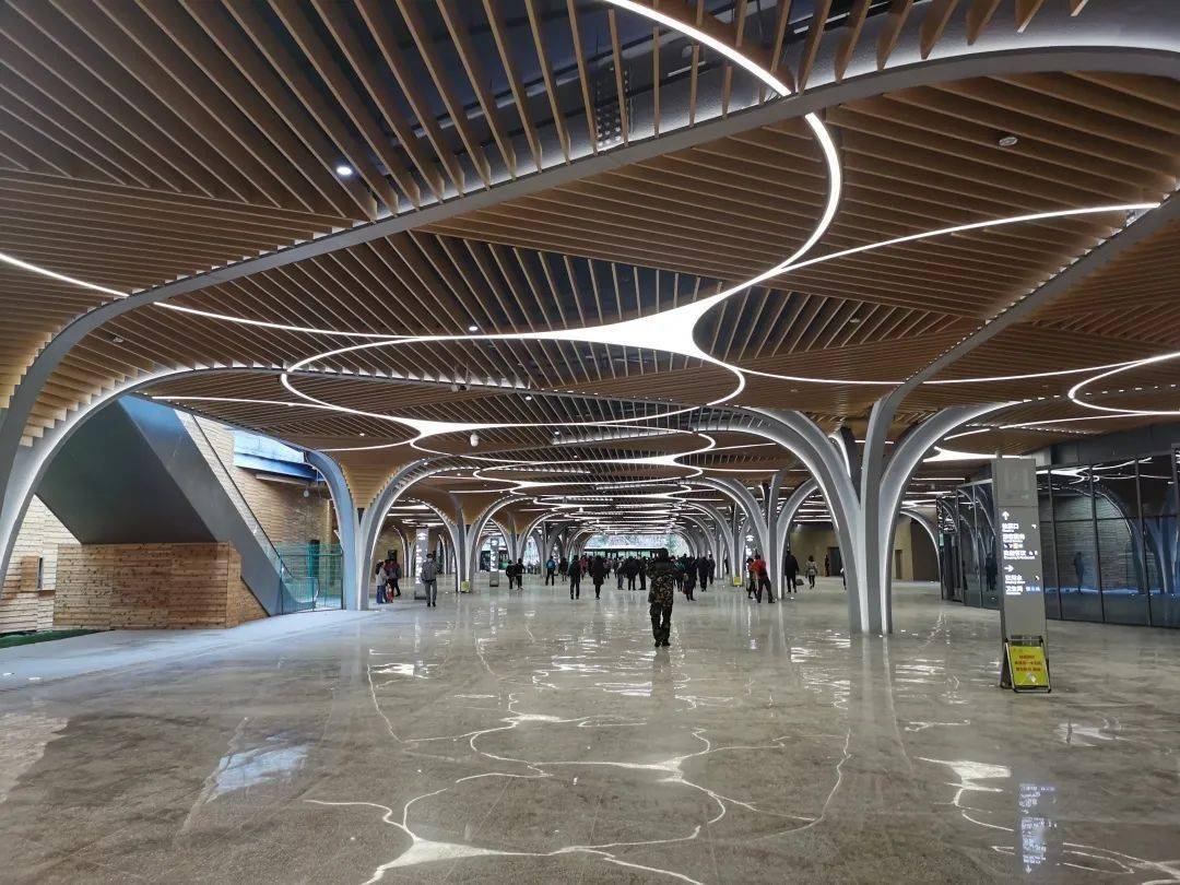 九寨沟景区灾后恢复重建最大单体建筑沟口立体式游客服务设施进入运行