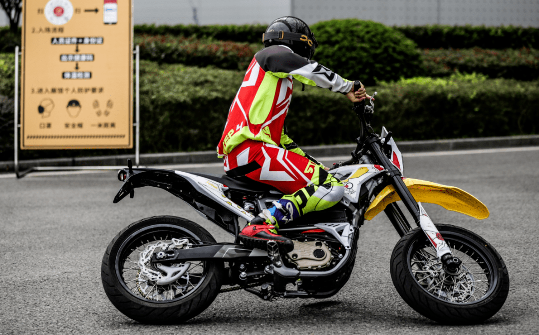 超强电动千呼万唤始出来虬龙科技暴蜂量产版亮相摩博会