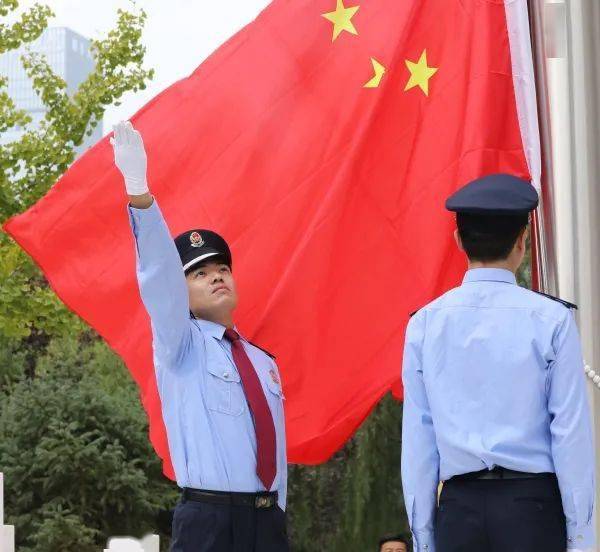 宁夏区税务局机关举行"向国旗敬礼 做合格党员"迎国庆升国旗仪式