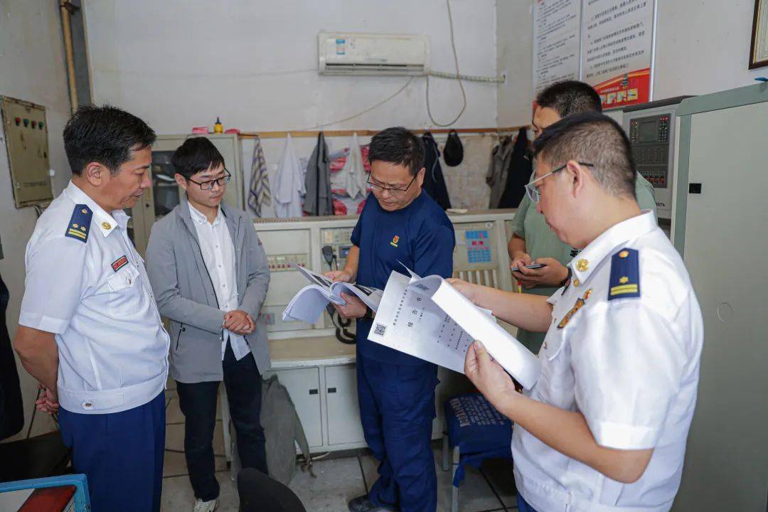 周口市消防救援支队曹辉支队长带队检查商场市场消防安全