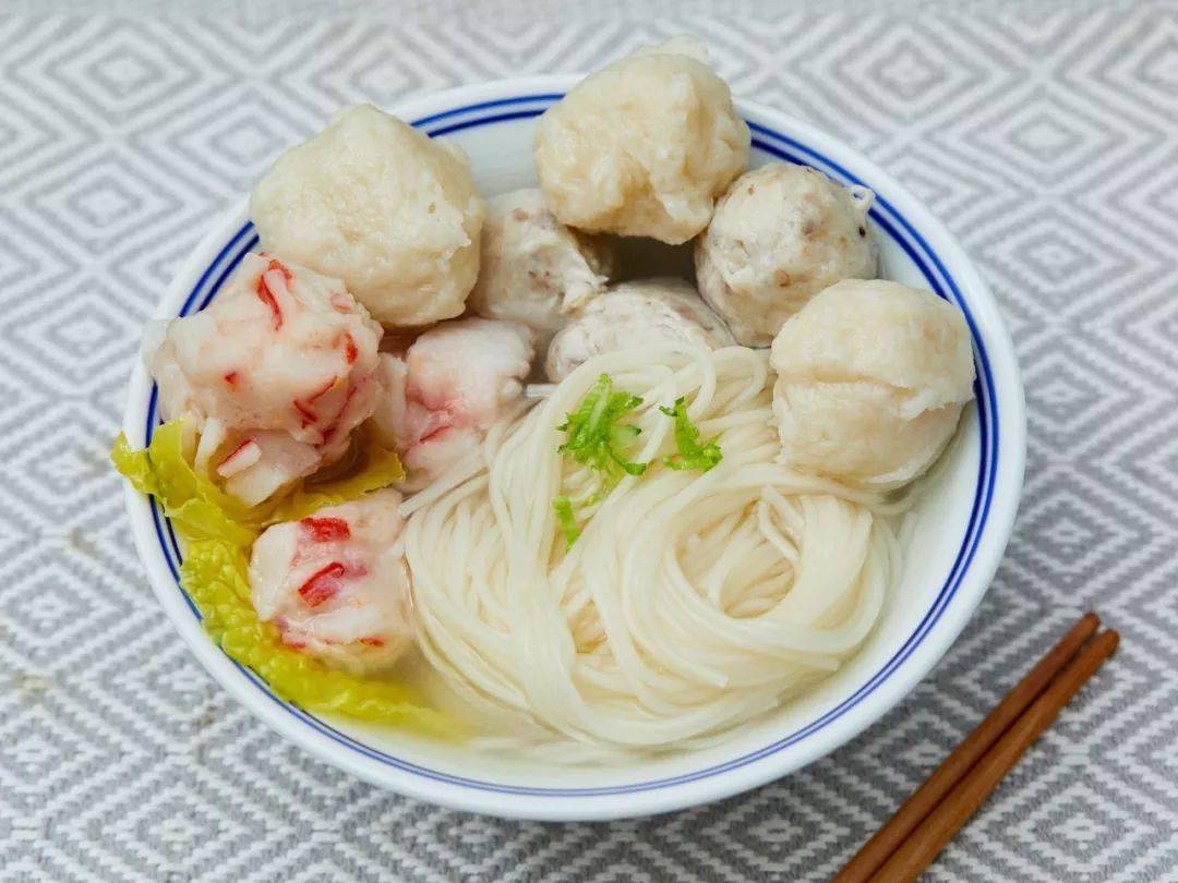 当天新鲜食材,手工制作的墨鱼丸,虾球……爽滑q弹,好吃!