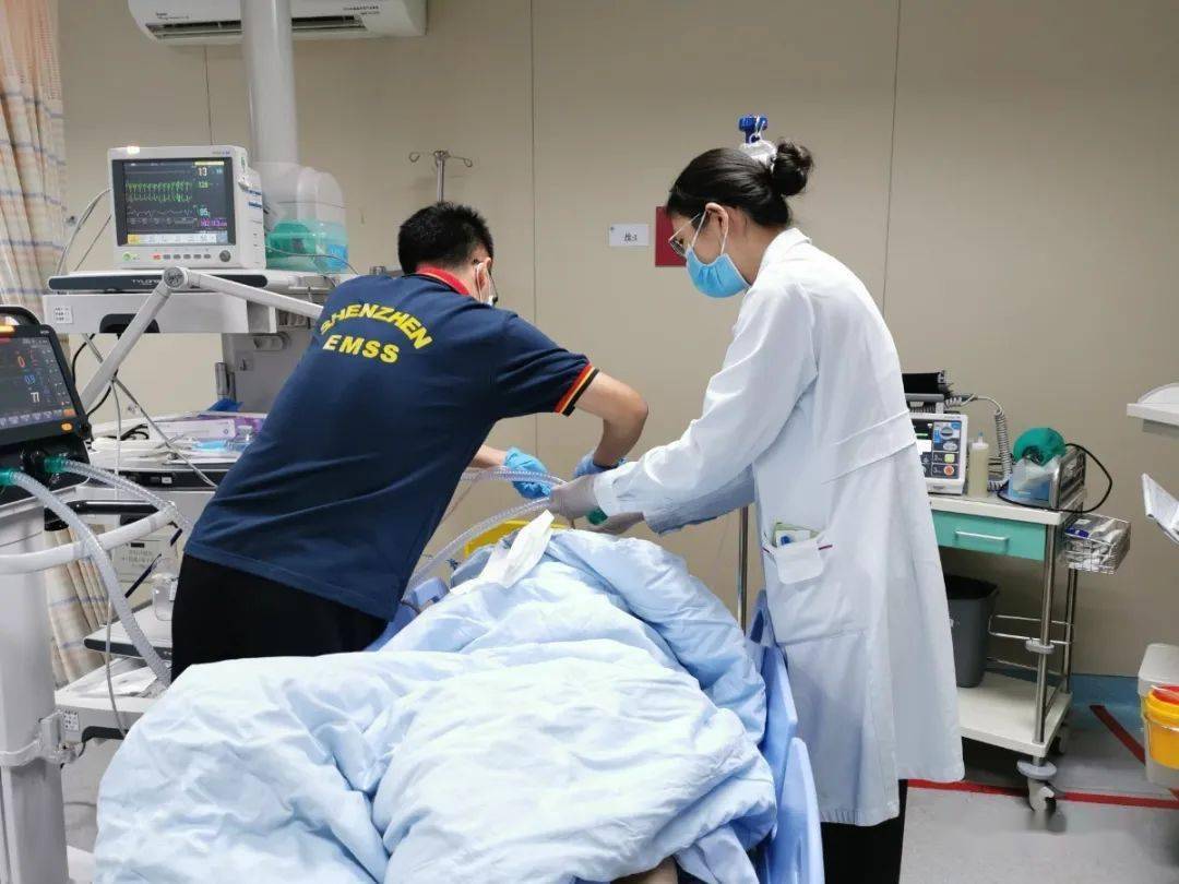 生死抢救深圳一学生篮球场突然倒地心脏骤停这神器太关键