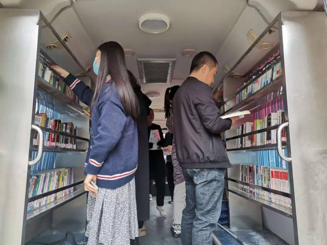 清水县图书馆开展"庆国庆 迎中秋"送文化进社区活动_居民