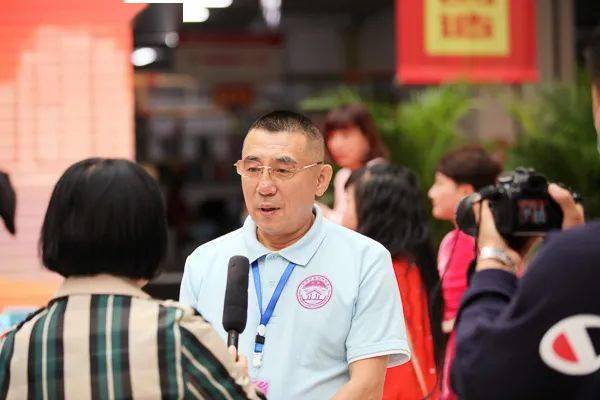 获得达人组第一名选手徐凯泉接受采访