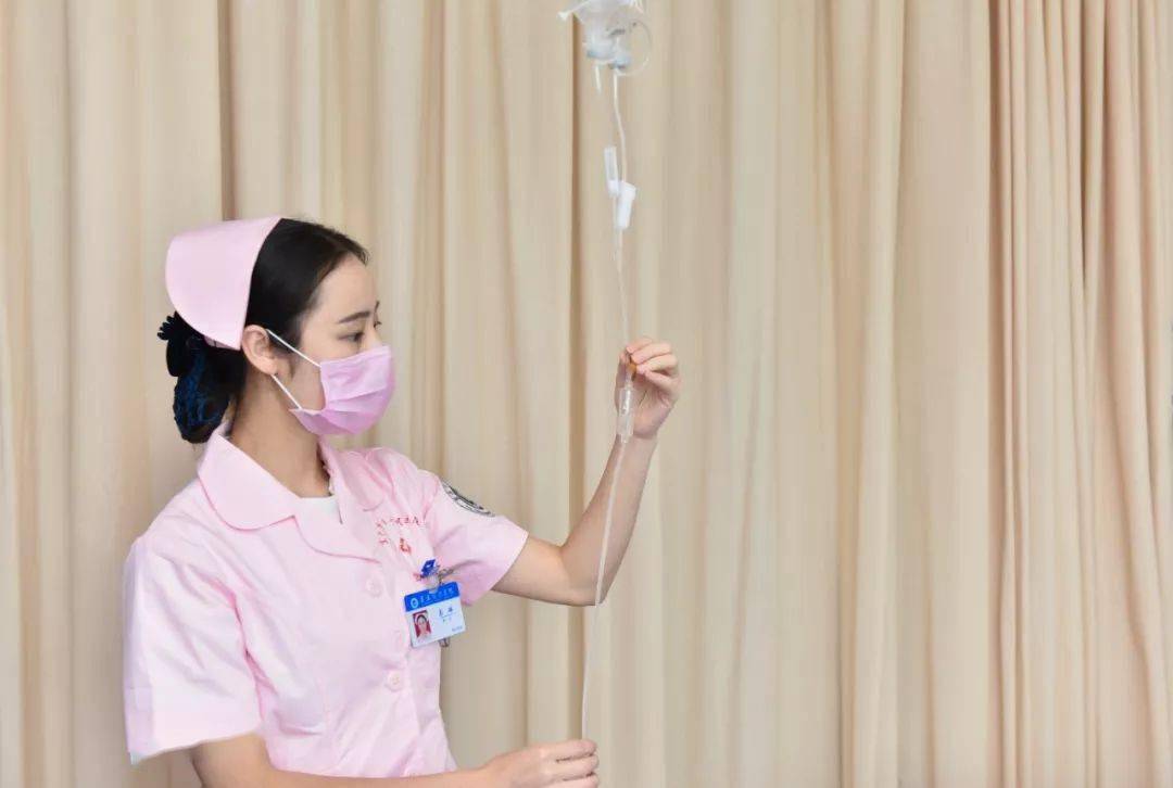 一个美丽护士,被摄影师跟拍了17张照片_工作