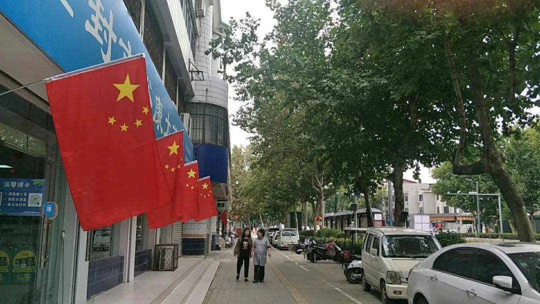 中国红处处洋溢着节日的喜庆氛围登封街头巷尾 国旗飘飘在这个举国