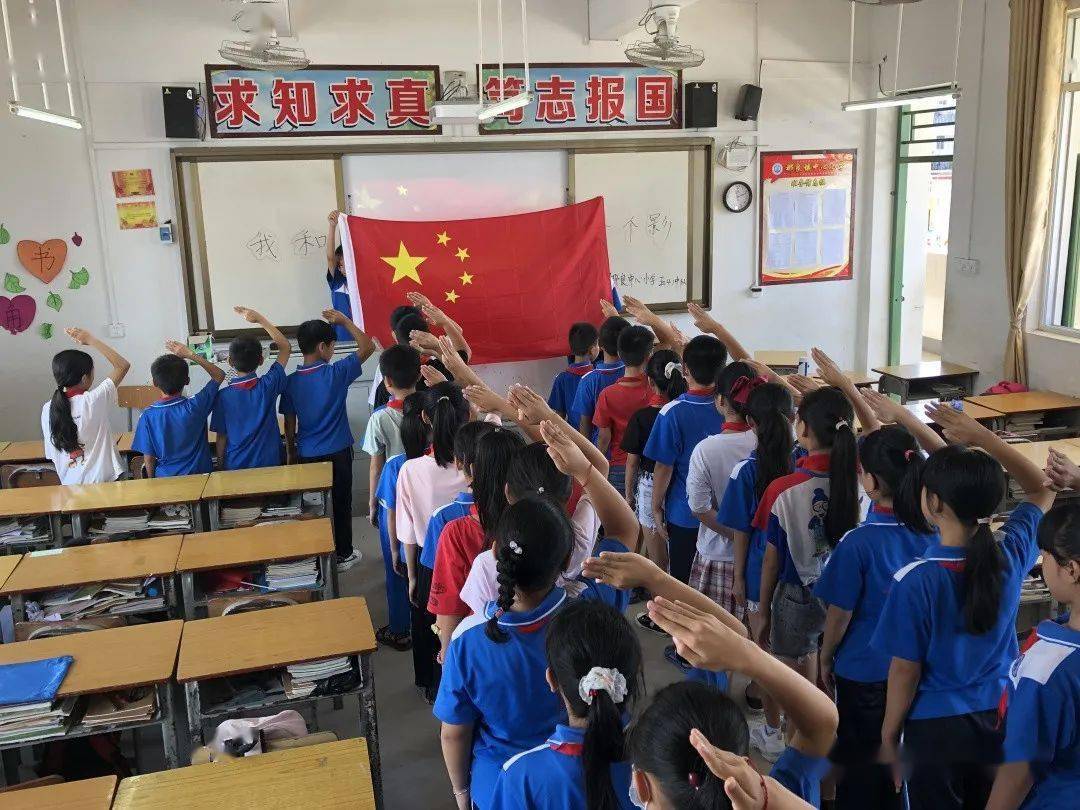 那良镇小学开展我和国旗合个影活动