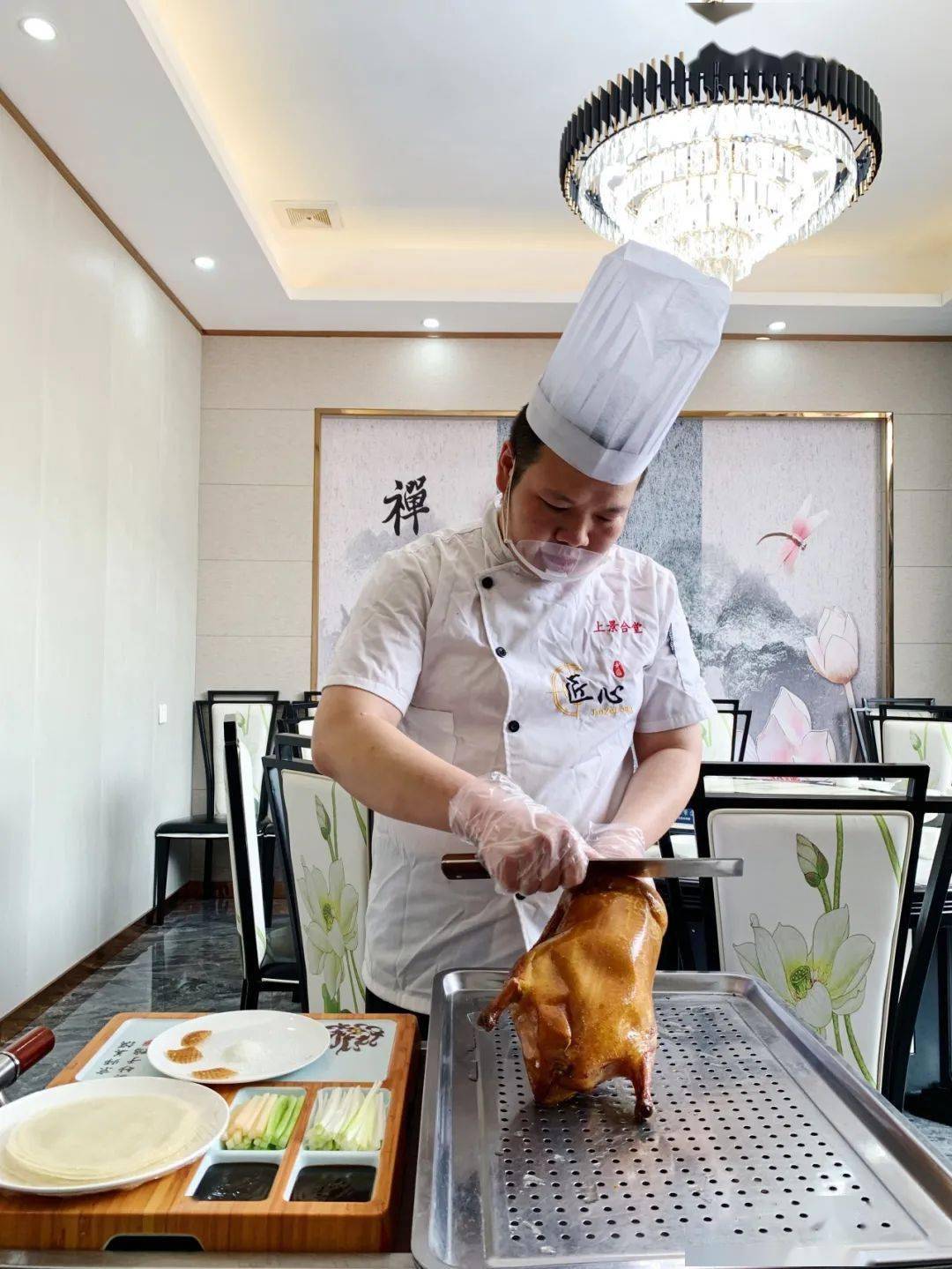 刚出炉的肥鸭饱满又丰腴 几米远就闻到香气了