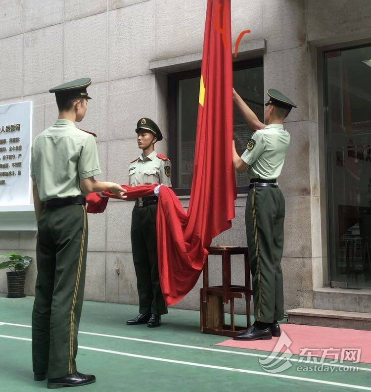 全是"大长腿"的上海武警国旗班:背架子,顶砖头造就国旗卫士