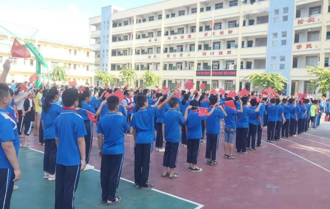 那良镇小学开展我和国旗合个影活动