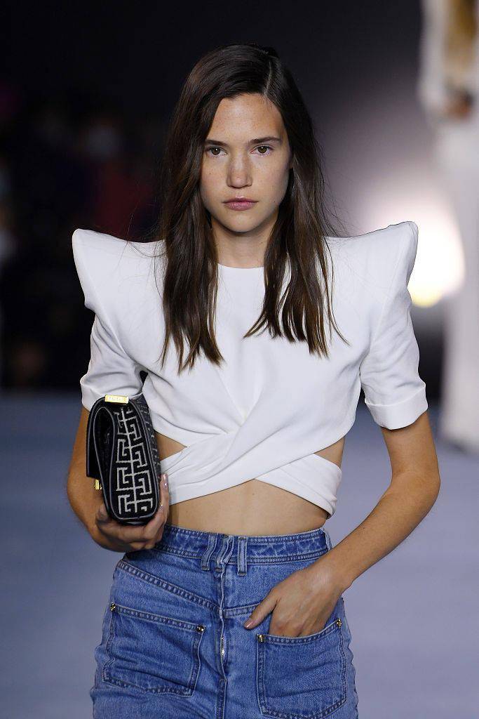 balmain2021春夏大秀垫肩设计延续往日浮夸华丽