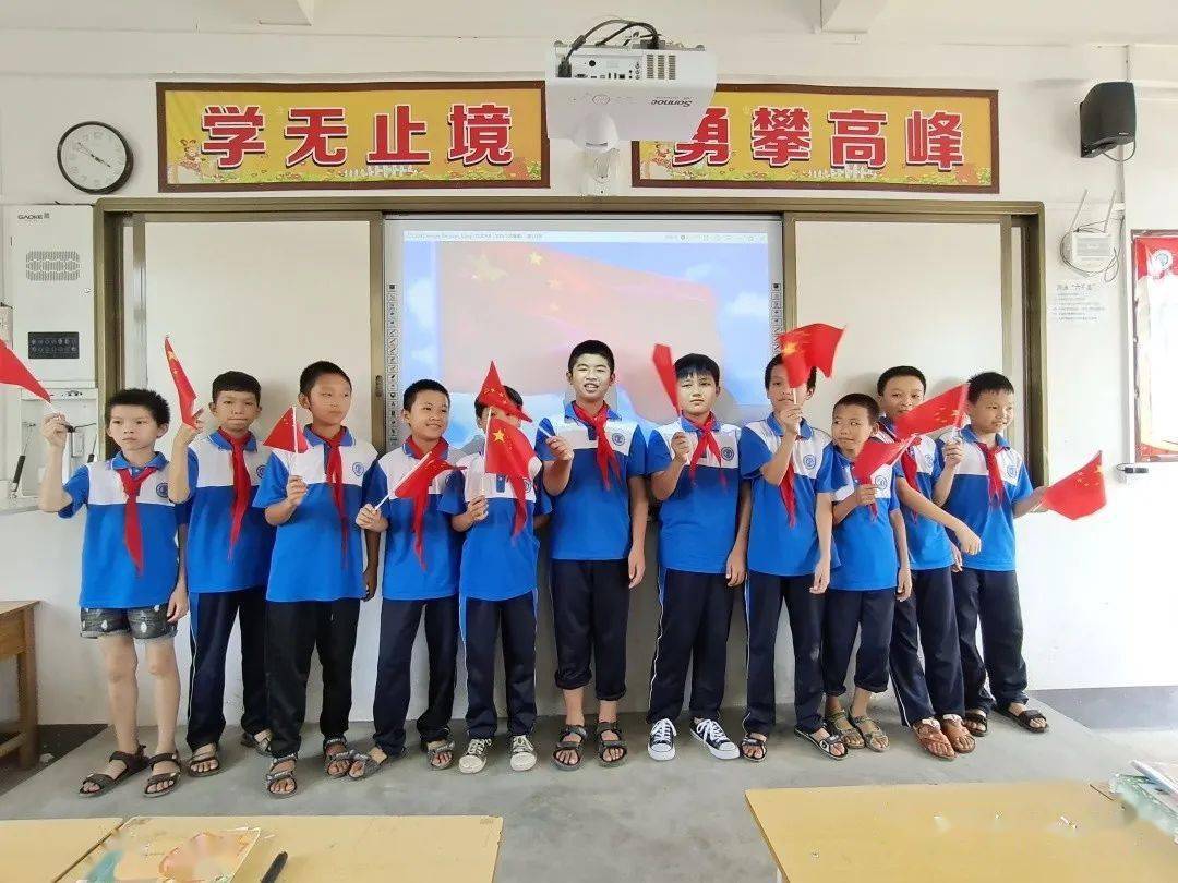 那良镇小学开展我和国旗合个影活动