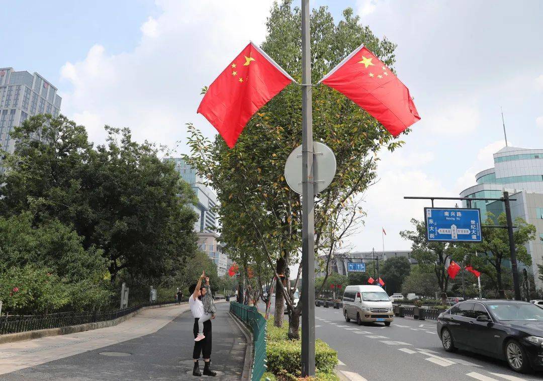 挂着一面高近9米,面积达120平米的巨大的五星红旗鲜艳红旗,余杭大地上