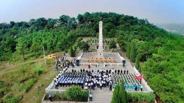 北山革命烈士陵園內,松柏蒼翠挺拔,革命烈士紀念碑巍然聳立,7個花籃