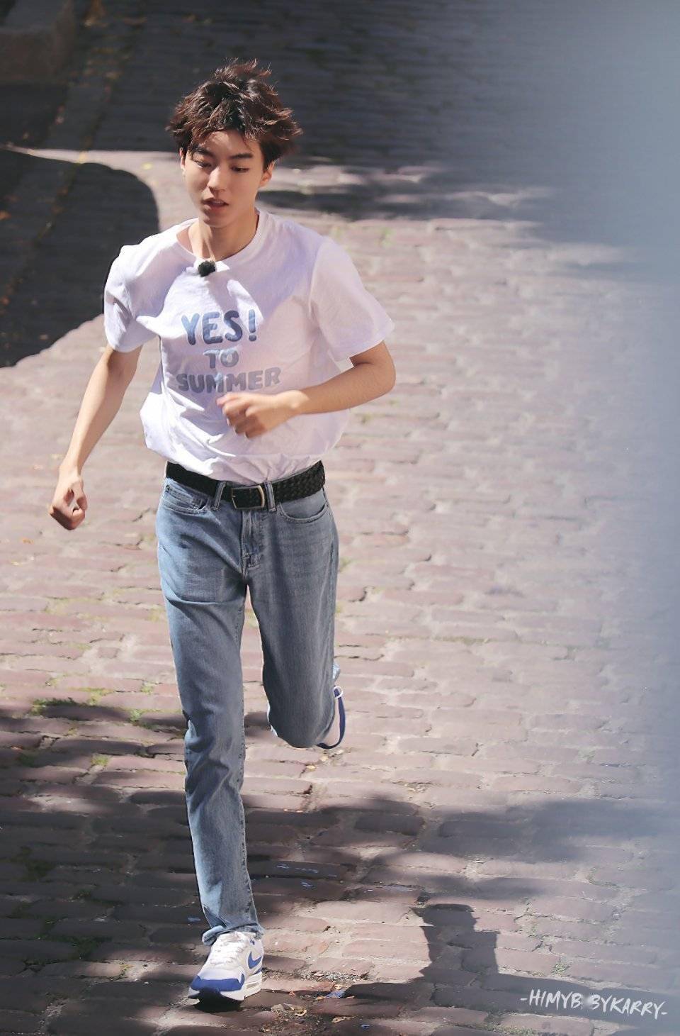 奔跑中的王俊凯撞脸狗子 这是小俊和狗子契合的一天