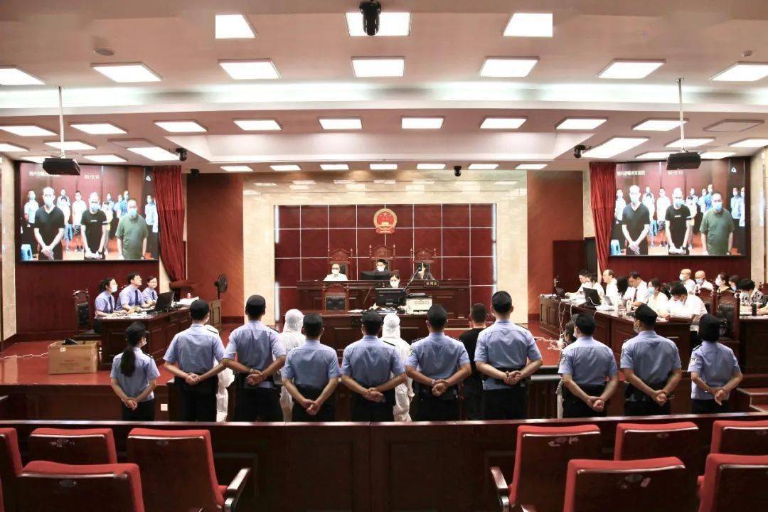 9月29日下午,嵊州市人民法院依法对王欢春等12名被告人黑社会性质组织