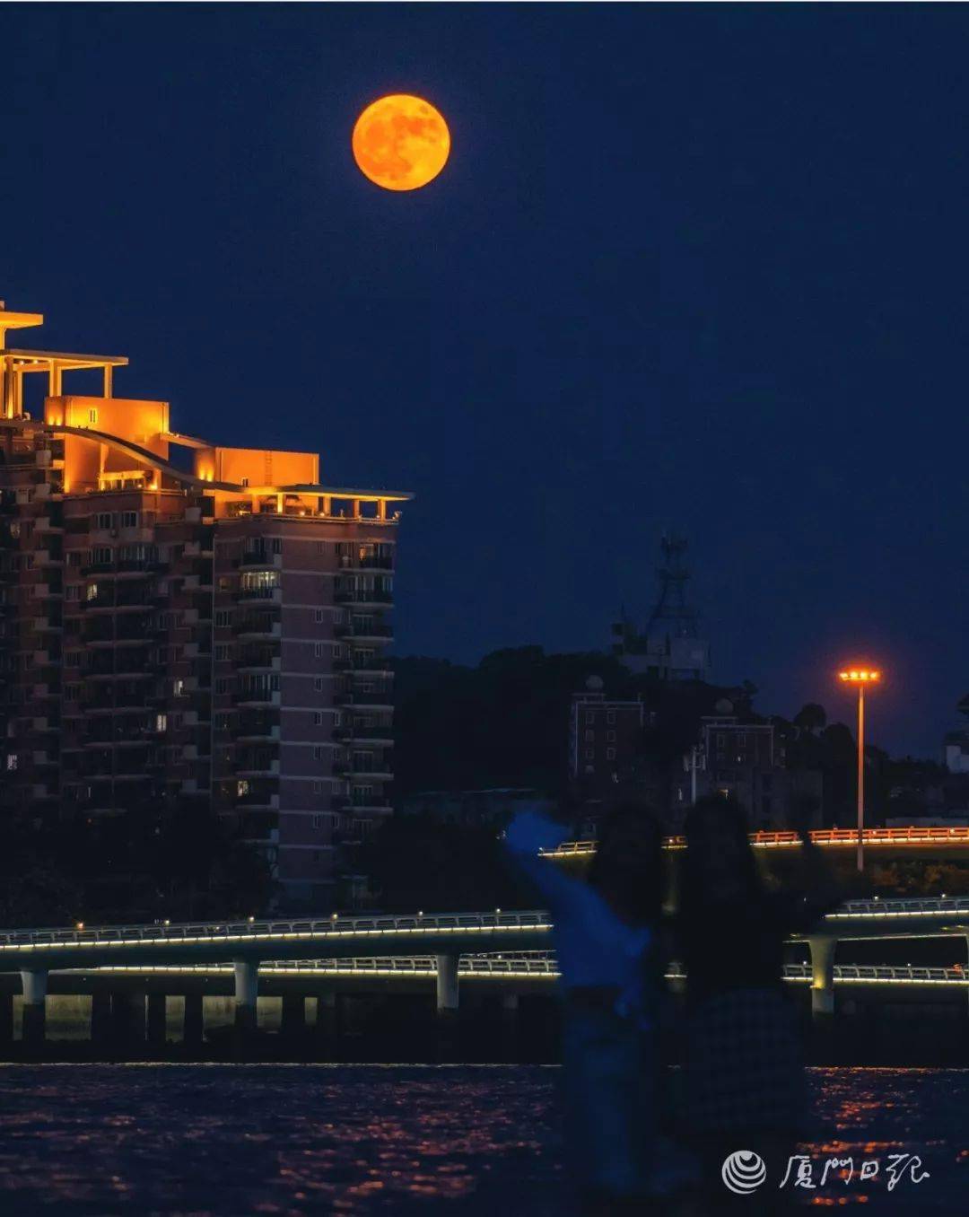 厦门夜景月亮图片