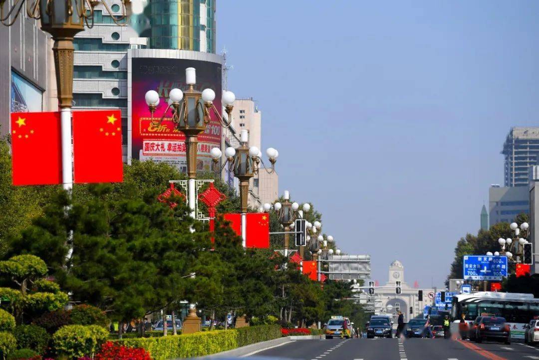 耀眼的国旗随风飘扬亮眼的"中国红"随处可见一片节日气氛长春市的大街
