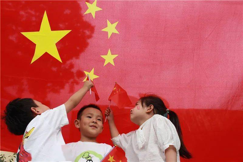 6共祝祖国富强"五星红旗迎风飘扬,胜利歌声多么响亮……"滨河幼儿园