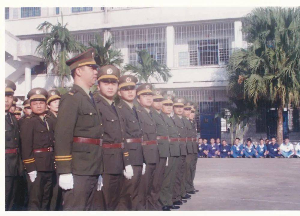 1994年,身穿制服的民警在训练身穿第一代99式短袖制服的民警身穿第一