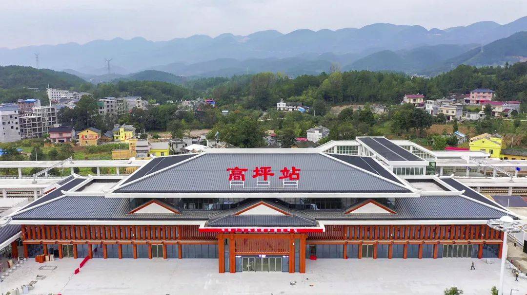 三天两上央视宜万铁路高坪站正式投入运营