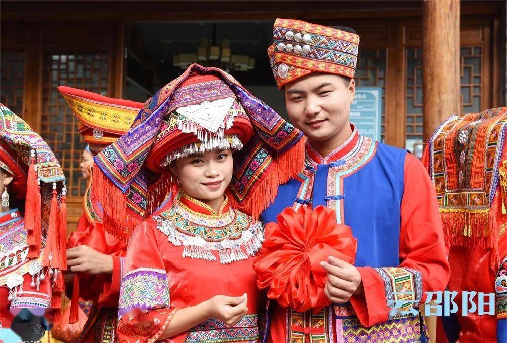 一对对瑶家阿哥阿妹,若遇上好日子,还可以在小镇邂逅最地道的瑶家婚礼