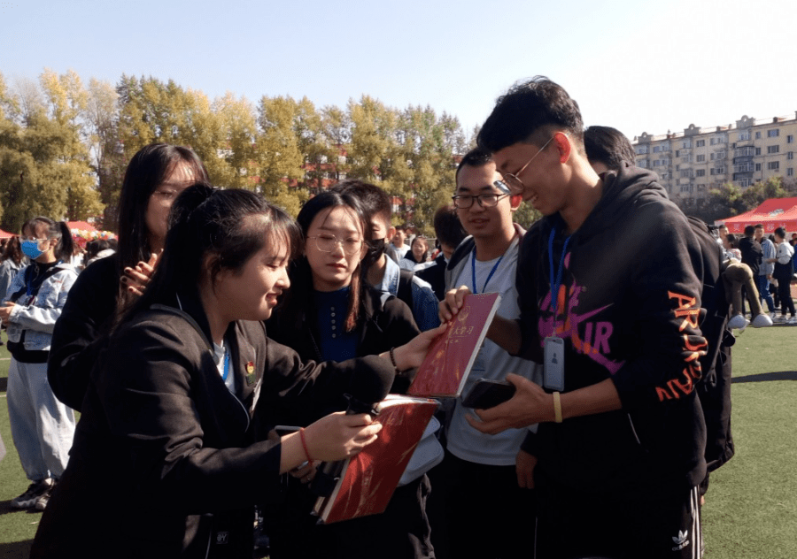 團團再放大招萌新c位出道佳木斯大學團委卡通形象佳小團佳小微來了