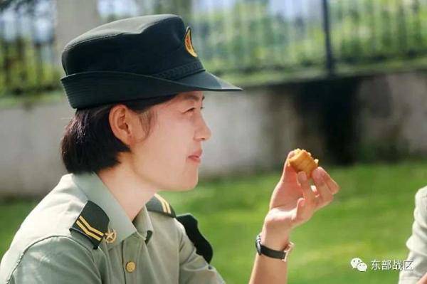 女兵特制强军月饼,谁尝过?