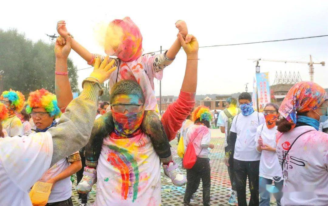 共聚折桥镇欢乐的5公里这天我们连呼吸都是彩虹色