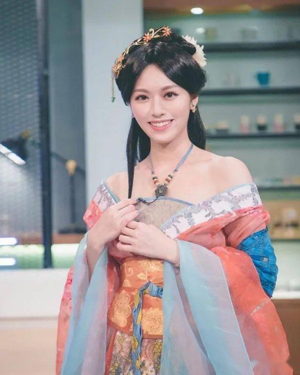 冯盈盈日前网晒"嫦娥"古装造型照并玩食字留言:"喜盈中秋",不少网民