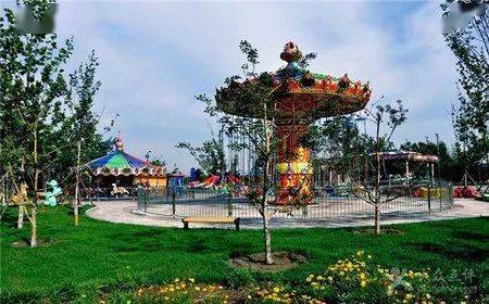 童话小镇baby运动馆玩蹦蹦床时,里面有大球还有小球,事发时由于其他