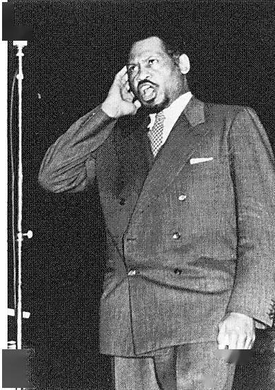 美国黑人歌唱家保罗1940年,美国著名黑人歌唱家保罗·罗伯逊听了这首