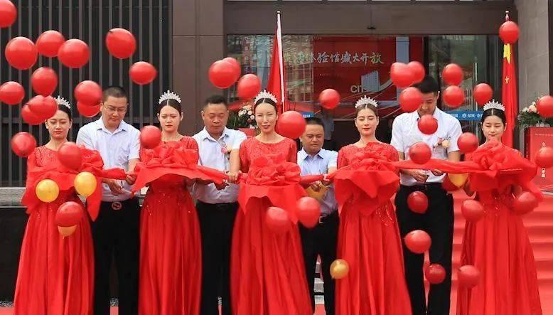 当天的重头戏"剪彩仪式"更是将热烈气氛推向了高潮,在主持人的邀请下