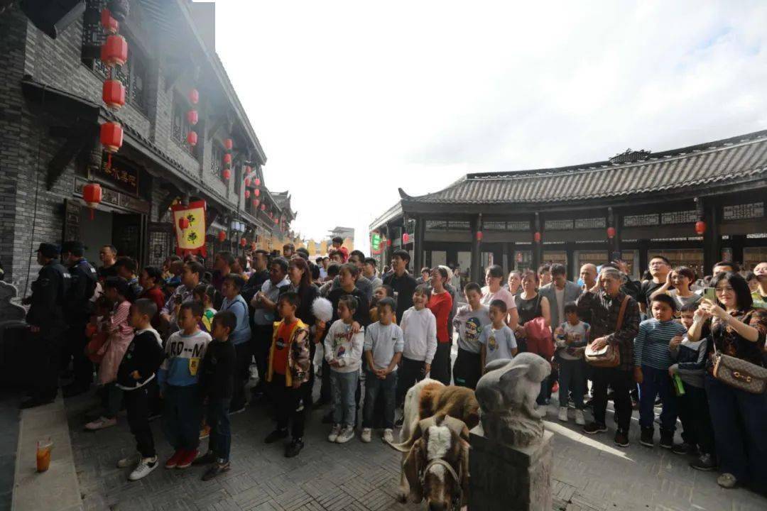 国庆第一天,快来围观贵州这个景点的火爆人气!