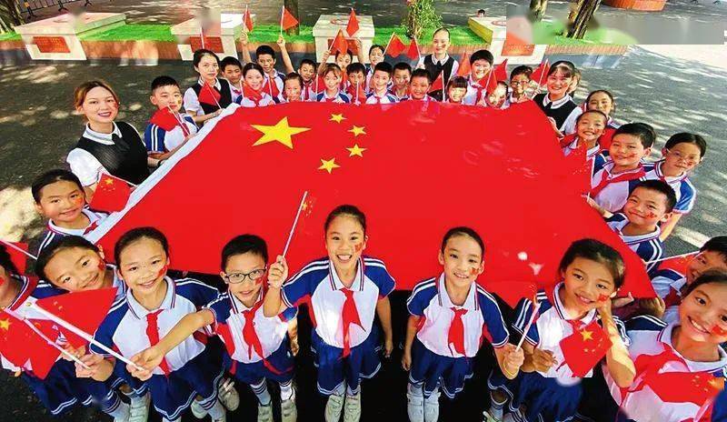 南宁:国庆氛围浓 满眼"中国红"_五星红旗