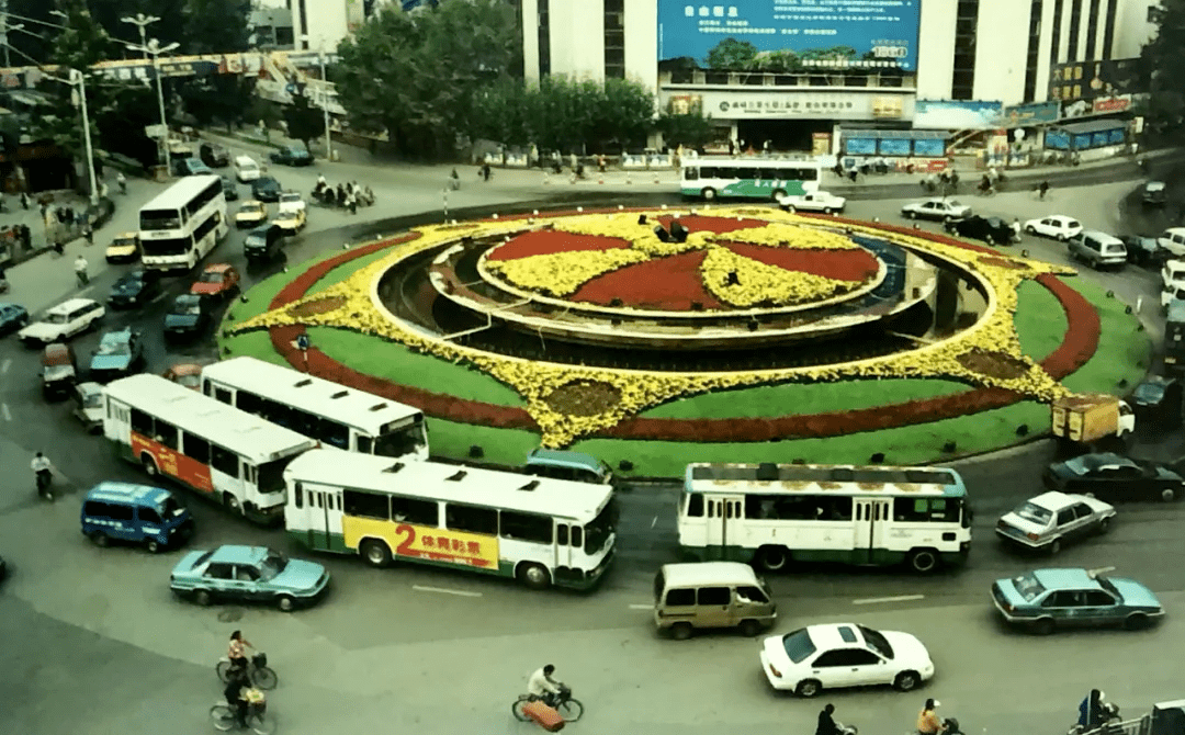 2000年5月3日,昆明百货大楼街心花园.